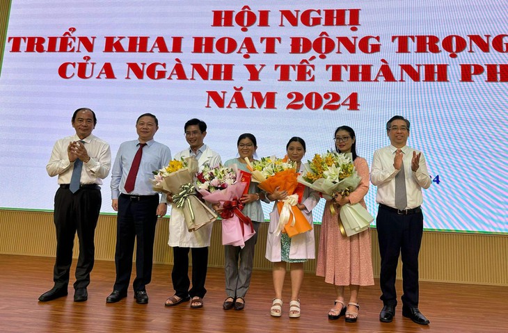 Khen thưởng đột xuất ê-kíp can thiệp tim ngay trong bào thai lần đầu tiên tại Việt Nam- Ảnh 1. Khen thưởng đột xuất ê-kíp can thiệp tim ngay trong bào thai lần đầu tiên tại Việt Nam- Ảnh 1.