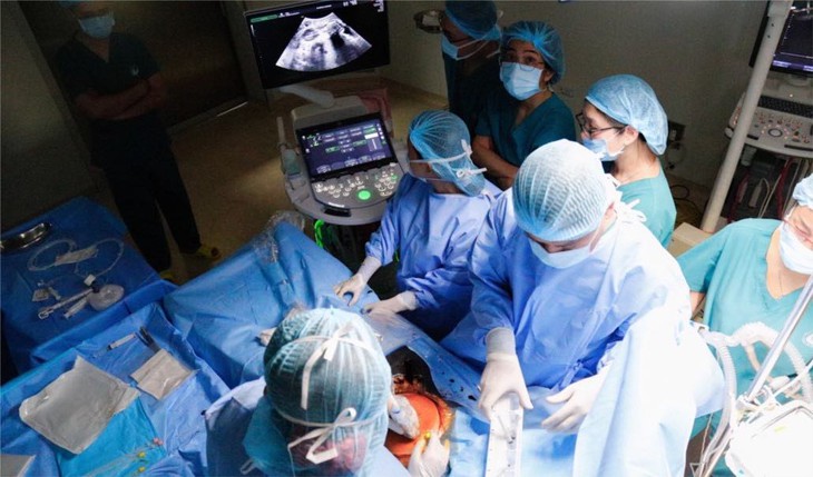 Khen thưởng đột xuất ê-kíp can thiệp tim ngay trong bào thai lần đầu tiên tại Việt Nam- Ảnh 2. Khen thưởng đột xuất ê-kíp can thiệp tim ngay trong bào thai lần đầu tiên tại Việt Nam- Ảnh 2.