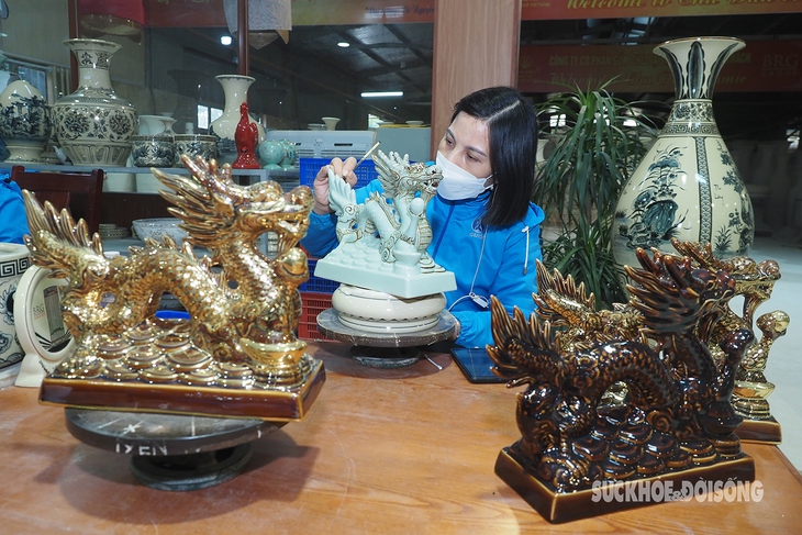 Nghệ nhân hối hả tạo dáng sản phẩm rồng vàng tâm linh phục vụ Tết Giáp Thìn 2024- Ảnh 1. Nghệ nhân hối hả tạo dáng sản phẩm rồng vàng tâm linh phục vụ Tết Giáp Thìn 2024- Ảnh 1.