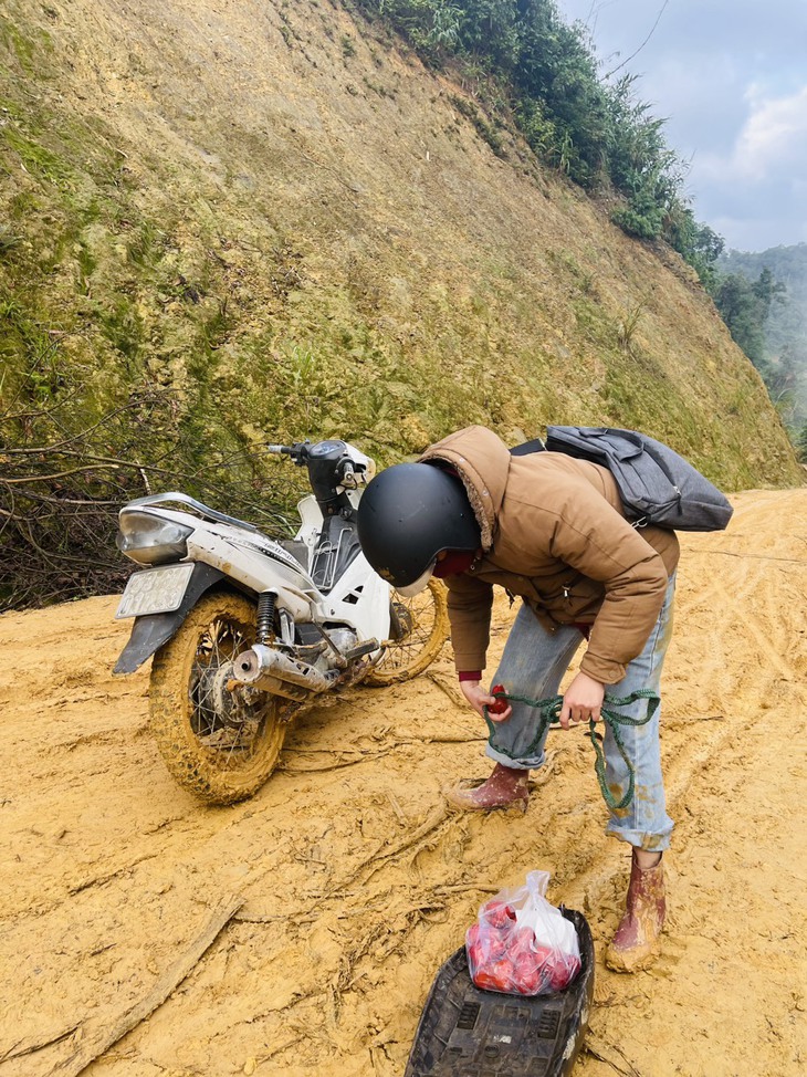 Chia sẻ của cô giáo cắm bản 'bị' người dân chụp lại cảnh ngã xõng xoài trên đường ngập bùn- Ảnh 2. Chia sẻ của cô giáo cắm bản 'bị' người dân chụp lại cảnh ngã xõng xoài trên đường ngập bùn- Ảnh 2.