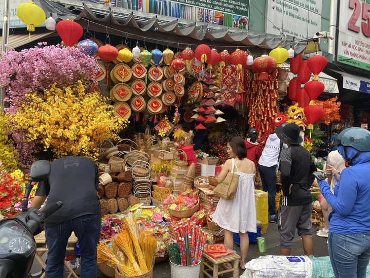 Phố bán đồ trang trí Tết lớn nhất Sài Gòn rực rỡ đón Xuân Giáp Thìn 2024- Ảnh 12.