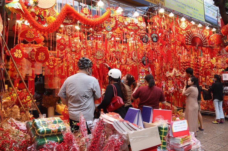 Phố bán đồ trang trí Tết lớn nhất Sài Gòn rực rỡ đón Xuân Giáp Thìn 2024- Ảnh 8.