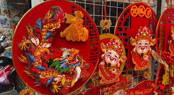Phố bán đồ trang trí Tết lớn nhất Sài Gòn rực rỡ đón Xuân Giáp Thìn 2024- Ảnh 4.