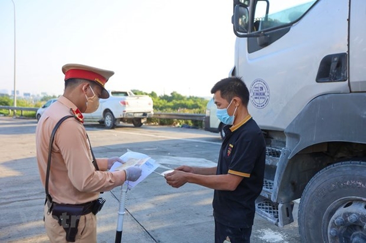 Sử dụng giấy phép lái xe hết hạn bị phạt bao nhiêu tiền?- Ảnh 1.