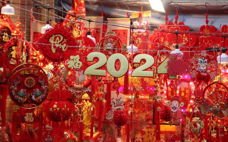 Phố bán đồ trang trí Tết lớn nhất Sài Gòn rực rỡ chờ đón Xuân Giáp Thìn 2024