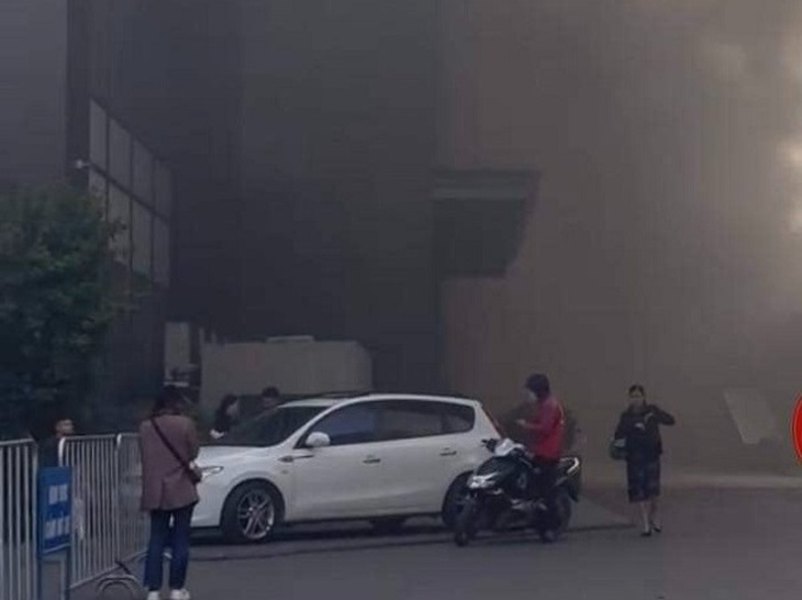 Nguyên nhân khói mù mịt bao phủ kín khu chung cư ở Hà Nội- Ảnh 2. Nguyên nhân khói mù mịt bao phủ kín khu chung cư ở Hà Nội- Ảnh 2.