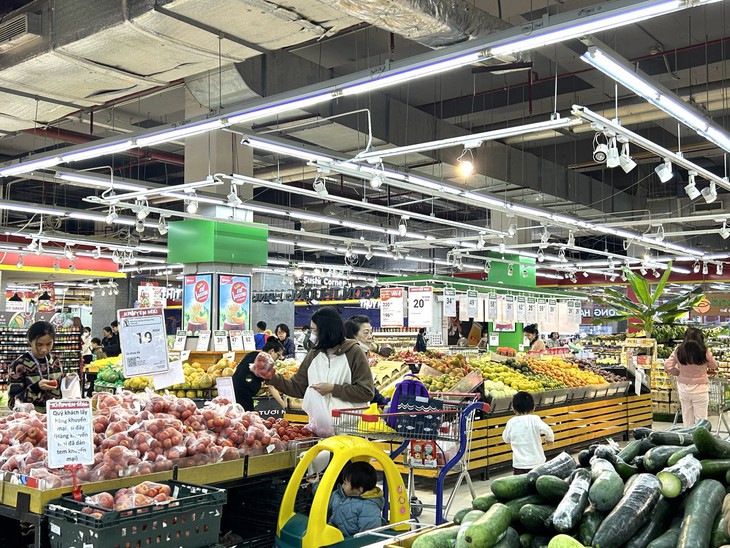 Doanh nghiệp bán lẻ tung nhiều khuyến mại dịp Tết, giảm giá gần 50%- Ảnh 1.