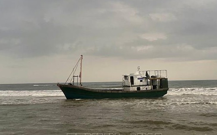 Phát hiện "tàu ma" trôi dạt vào bờ biển Quảng Trị