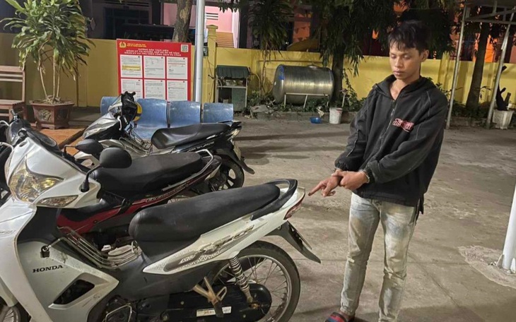 Dùng xe trộm cắp rồi đi cướp điện thoại