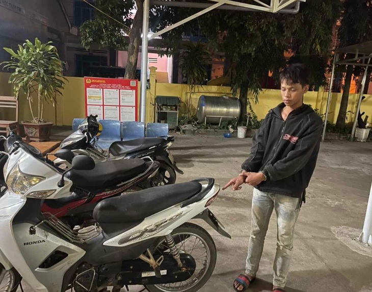 Gã thanh niên dùng xe trộm cắp để đi cướp điện thoại- Ảnh 1.