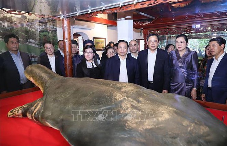 Thủ tướng Phạm Minh Chính cùng Thủ tướng Sonexay Siphandone và hai Phu nhân thăm đền Ngọc Sơn- Ảnh 2. Thủ tướng Phạm Minh Chính cùng Thủ tướng Sonexay Siphandone và hai Phu nhân thăm đền Ngọc Sơn- Ảnh 2.
