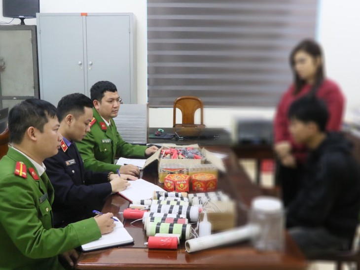 Học sinh mua nguyên liệu trên mạng chế tạo 201 quả pháo nổ- Ảnh 1. Học sinh mua nguyên liệu trên mạng chế tạo 201 quả pháo nổ- Ảnh 1.