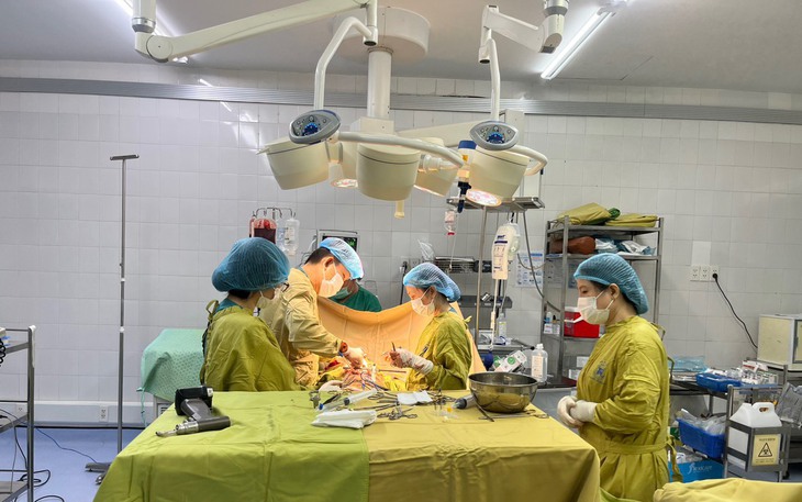 Xích mích sau va chạm giao thông, người đàn ông bị đâm thủng tim, thủng phổi