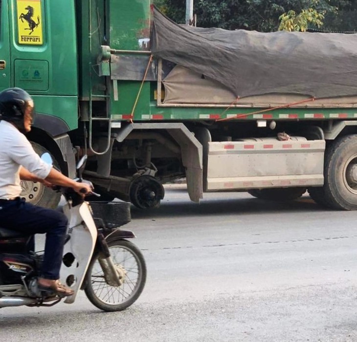 Xe tải đang đi thì văng bánh vào chợ khiến 3 người bị thương- Ảnh 2.