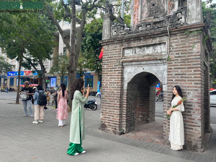 Người Hà Nội xúng xính áo dài, thuê cả ekip chụp ảnh Tết- Ảnh 1.