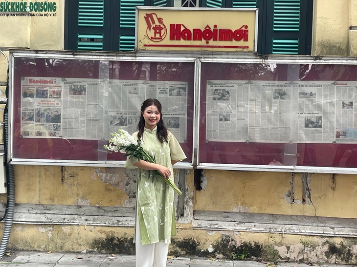 Người Hà Nội xúng xính áo dài, thuê cả ekip chụp ảnh Tết- Ảnh 4.