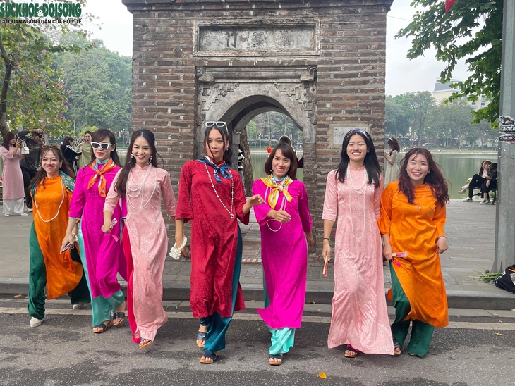 Người Hà Nội xúng xính áo dài, thuê cả ekip chụp ảnh Tết- Ảnh 5.