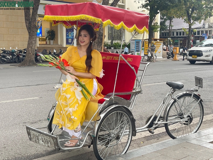Người Hà Nội xúng xính áo dài, thuê cả ekip chụp ảnh Tết- Ảnh 7.