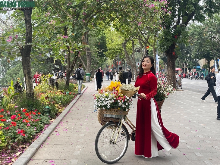 Người Hà Nội xúng xính áo dài, thuê cả ekip chụp ảnh Tết- Ảnh 8.