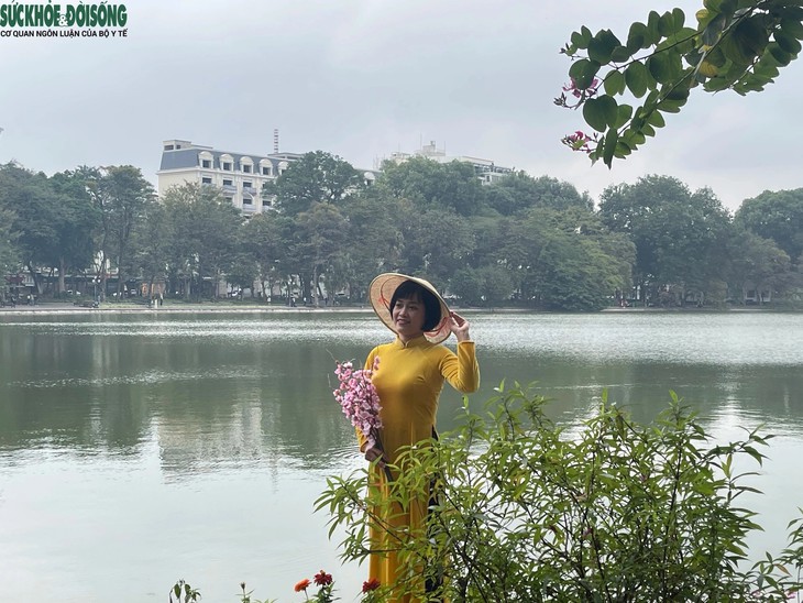 Người Hà Nội xúng xính áo dài, thuê cả ekip chụp ảnh Tết- Ảnh 9.