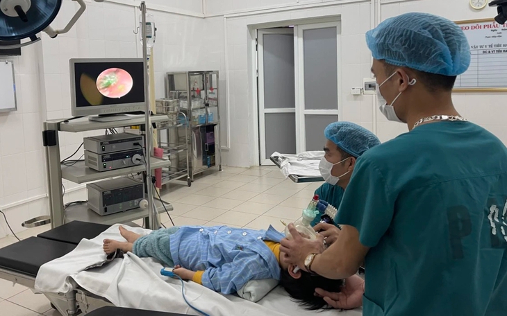 Gắp dị vật là bút sáp màu trong tai bệnh nhi 46 tháng tuổi