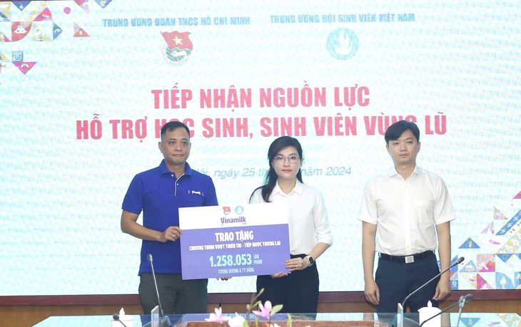 Chương trình của Vinamilk hỗ trợ hơn 6 tỷ đồng cho học sinh, sinh viên vùng bão lũ thông qua Trung ương Đoàn- Ảnh 1.