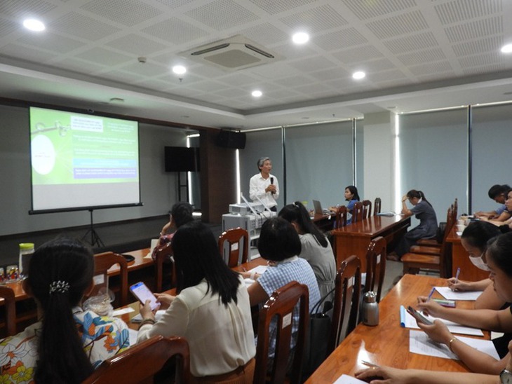 Nâng cao nhận thức bảo vệ môi trường y tế cho nhân viên y tế qua các buổi tập huấn- Ảnh 2. Nâng cao nhận thức bảo vệ môi trường y tế cho nhân viên y tế qua các buổi tập huấn- Ảnh 2.