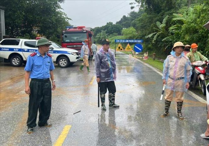 Hà Giang: Khắc phục sạt lở đất nghiêm trọng trên tuyến Quốc lộ 2- Ảnh 1. Hà Giang: Khắc phục sạt lở đất nghiêm trọng trên tuyến Quốc lộ 2- Ảnh 1.