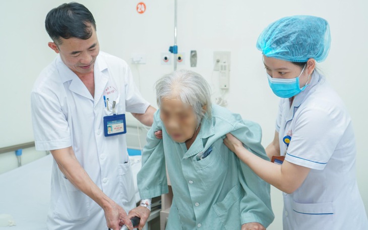 Phẫu thuật thay khớp háng cho cụ bà 113 tuổi