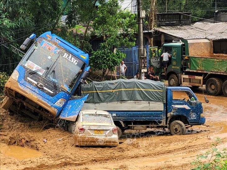 Hà Giang: Khắc phục sạt lở đất nghiêm trọng trên tuyến Quốc lộ 2- Ảnh 2. Hà Giang: Khắc phục sạt lở đất nghiêm trọng trên tuyến Quốc lộ 2- Ảnh 2.