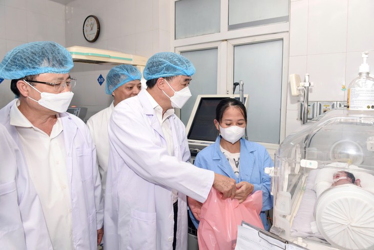 Giáo sư, Tiến sĩ Trần Văn Thuấn - Thứ trưởng Bộ Y tế tặng quà cho gia đình trẻ sinh non đang được điều trị tại Bệnh viện Sản Nhi Nghệ An.