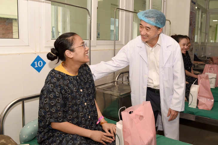 Thứ trưởng Bộ Y tế Trần Văn Thuấn thăm hỏi, động viên, tặng quà thai phụ đang được chăm sóc, điều trị tại Bệnh viện Sản Nhi Nghệ An.
