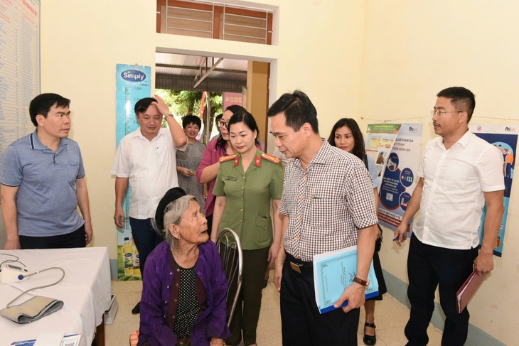 Đoàn công tác Trung ương kiểm tra tại Trạm Y tế xã Nam Thanh, huyện Nam Đàn.