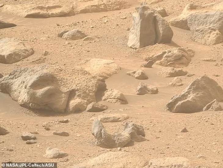 NASA phát hiện tảng đá có hình khuôn mặt người trên sao Hỏa- Ảnh 1.