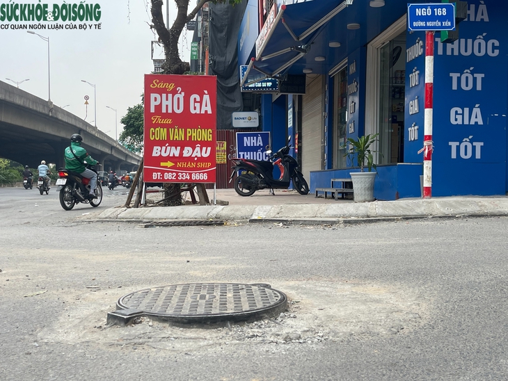 Người dân khốn khổ khi lưu thông qua đoạn đường đang thi công ở Hà Nội- Ảnh 2.