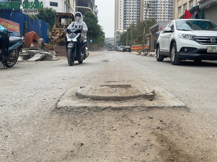 Người dân khốn khổ khi lưu thông qua đoạn đường đang thi công ở Hà Nội- Ảnh 3.