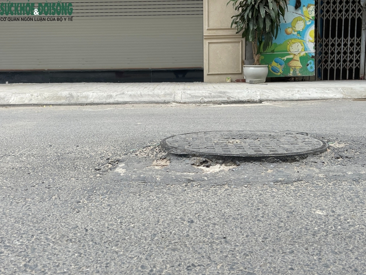Người dân khốn khổ khi lưu thông qua đoạn đường đang thi công ở Hà Nội- Ảnh 4.