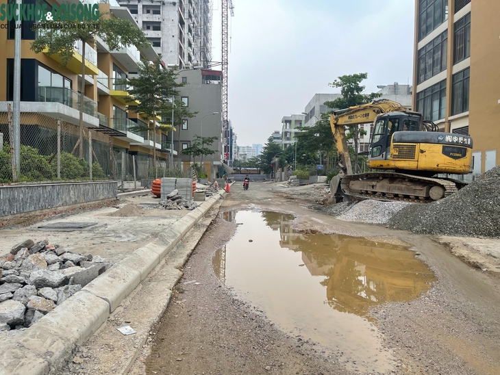 Người dân khốn khổ khi lưu thông qua đoạn đường đang thi công ở Hà Nội- Ảnh 5.