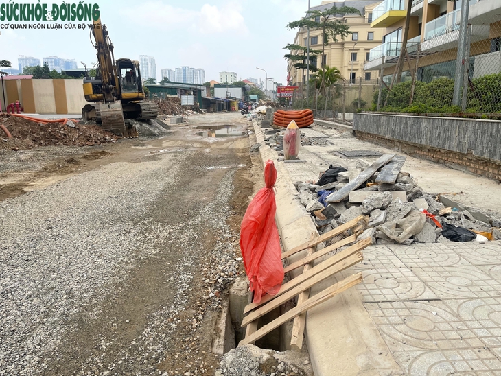 Người dân khốn khổ khi lưu thông qua đoạn đường đang thi công ở Hà Nội- Ảnh 6.