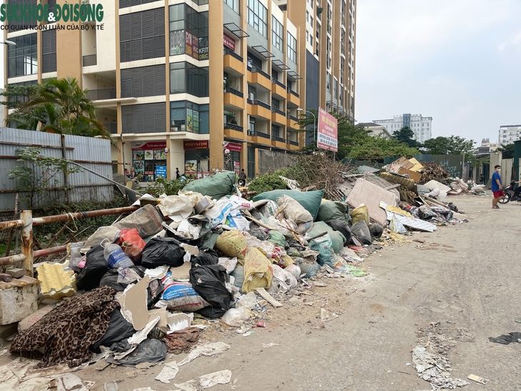 Người dân khốn khổ khi lưu thông qua đoạn đường đang thi công ở Hà Nội- Ảnh 8.