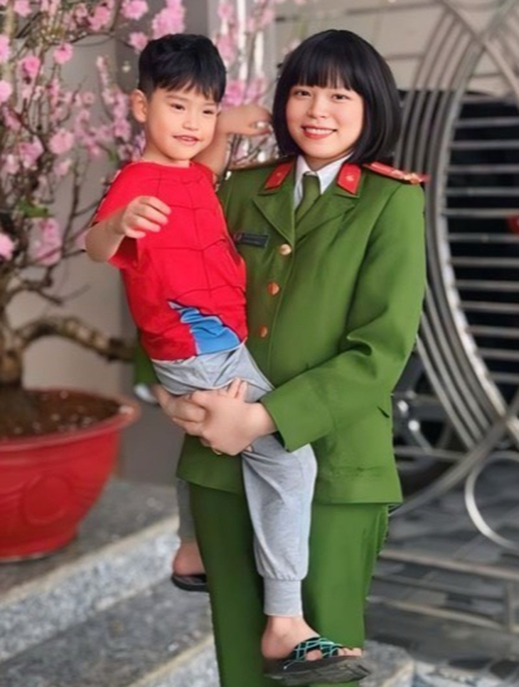 Nữ chiến sỹ công an bị ung thư giai đoạn cuối mong được kéo dài sự sống để có thêm thời gian bên con nhỏ- Ảnh 1. Nữ chiến sỹ công an bị ung thư giai đoạn cuối mong được kéo dài sự sống để có thêm thời gian bên con nhỏ- Ảnh 1.