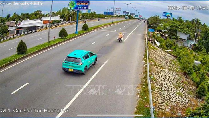 Cảnh sát giao thông dẫn đường đưa sản phụ vỡ ối đi cấp cứu- Ảnh 1. Cảnh sát giao thông dẫn đường đưa sản phụ vỡ ối đi cấp cứu- Ảnh 1.