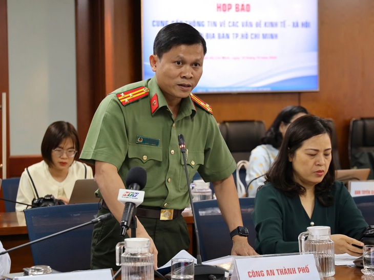 Thượng tá Nguyễn Thăng Long - Phó trưởng phòng Tham mưu, Công an TPHCM trả lời báo chí chiều 10/10. Ảnh: TTBC