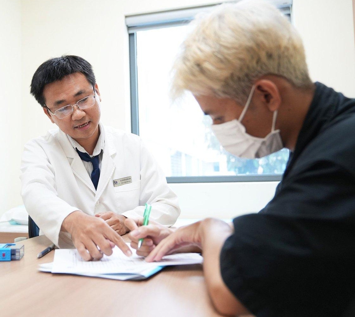 Những người mắc bệnh viêm ruột mạn tính có thể nhận thấy rằng việc ăn một số loại thực phẩm nhất định có thể ảnh hưởng đến các triệu chứng. Những người mắc bệnh viêm ruột mạn tính có thể nhận thấy rằng việc ăn một số loại thực phẩm nhất định có thể ảnh hưởng đến các triệu chứng.