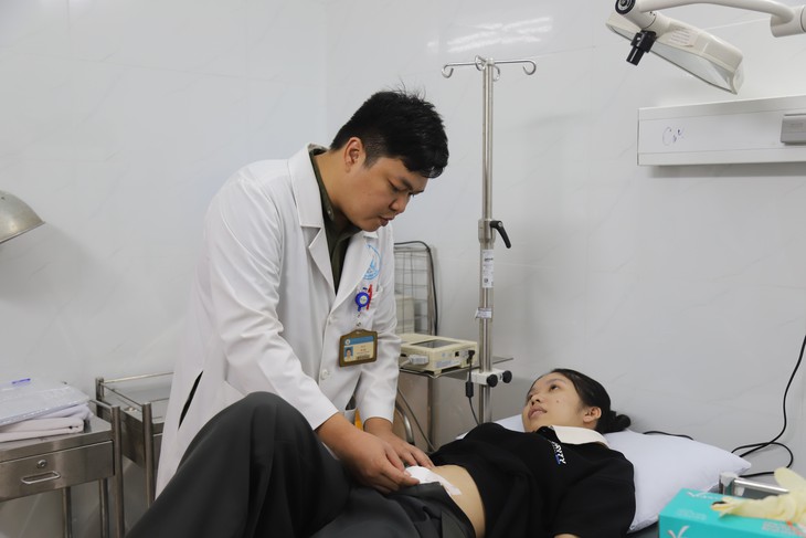 Cô gái bị dị dạng mạch máu ở ruột non, suýt chết do xuất huyết ồ ạt- Ảnh 1.