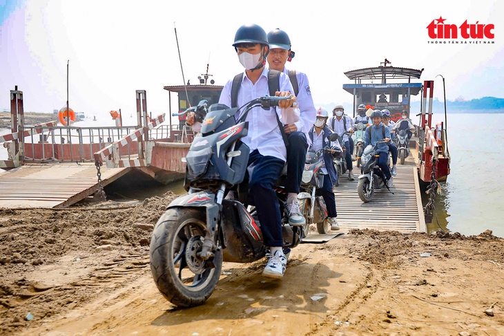 Học sinh xã đảo duy nhất của Thủ đô ngày ngày đi học bằng phà qua sông- Ảnh 2. Học sinh xã đảo duy nhất của Thủ đô ngày ngày đi học bằng phà qua sông- Ảnh 2.