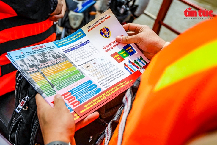 Học sinh xã đảo duy nhất của Thủ đô ngày ngày đi học bằng phà qua sông- Ảnh 4. Học sinh xã đảo duy nhất của Thủ đô ngày ngày đi học bằng phà qua sông- Ảnh 4.