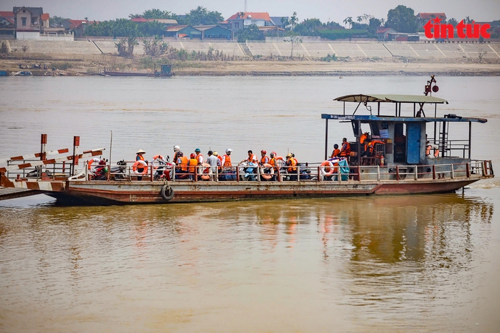Học sinh xã đảo duy nhất của Thủ đô ngày ngày đi học bằng phà qua sông- Ảnh 1. Học sinh xã đảo duy nhất của Thủ đô ngày ngày đi học bằng phà qua sông- Ảnh 1.