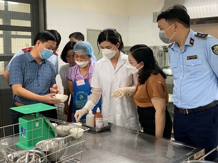 Nguy cơ ngộ độc thực phẩm luôn hiện hữu, Thủ tướng chỉ đạo tăng cường phòng ngừa- Ảnh 1. Nguy cơ ngộ độc thực phẩm luôn hiện hữu, Thủ tướng chỉ đạo tăng cường phòng ngừa- Ảnh 1.