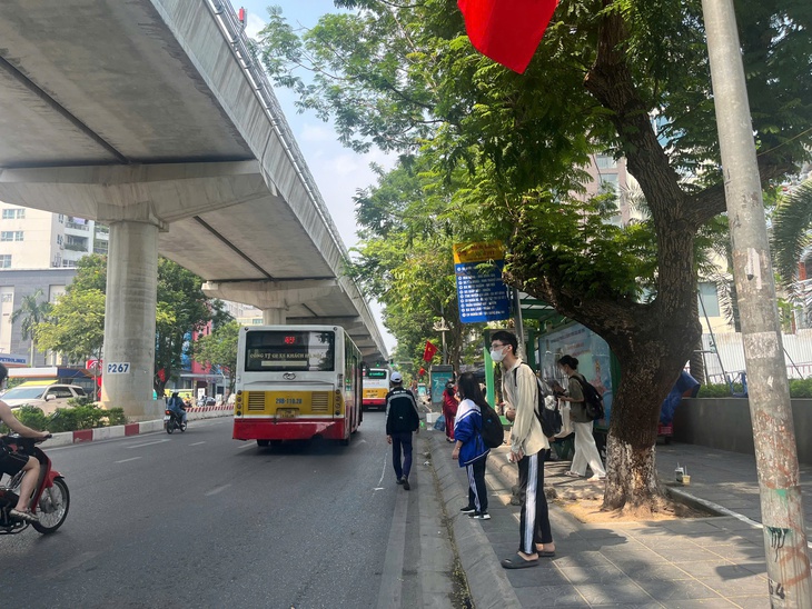 Hà Nội: Người dân đồng tình với việc tăng giá vé xe buýt từ 1/11- Ảnh 1.